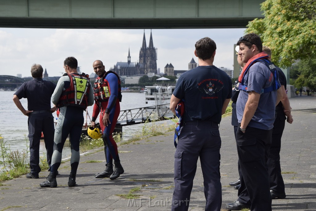 Uebung BF Taucher und Presse Koeln Zoobruecke Rhein P121.JPG - Miklos Laubert